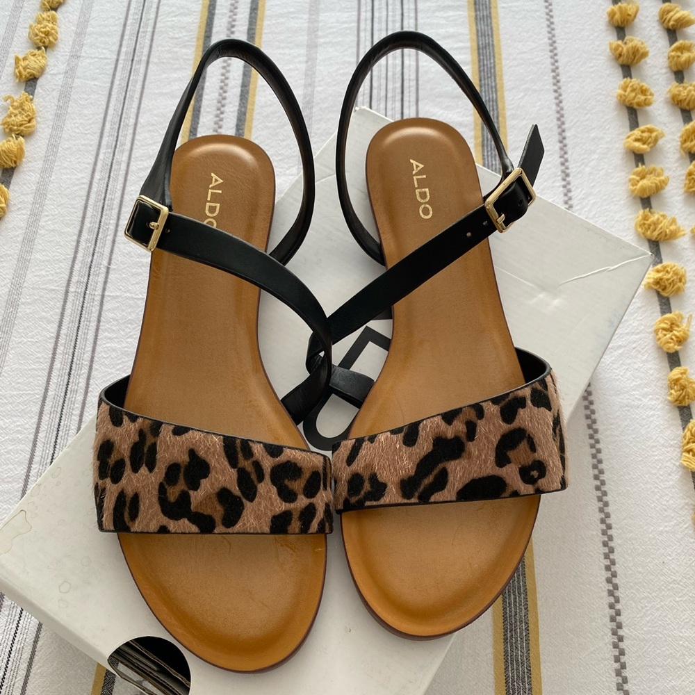 Very cute brand new leopard print sandals!! ♥️